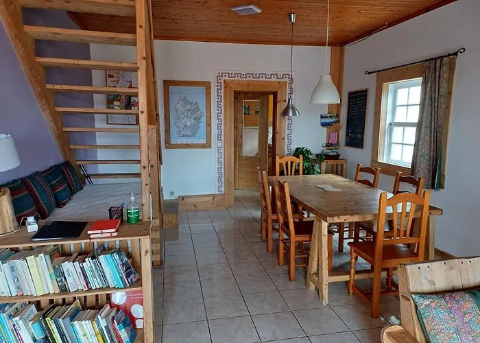 A Barraka: Rent Your In Flores! * Lajes das Flores